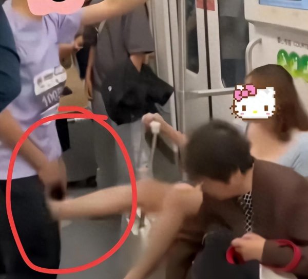 悦倍网 上海地铁踢裆后续：处理结果公布，女子身份曝光，网友评论一边倒
