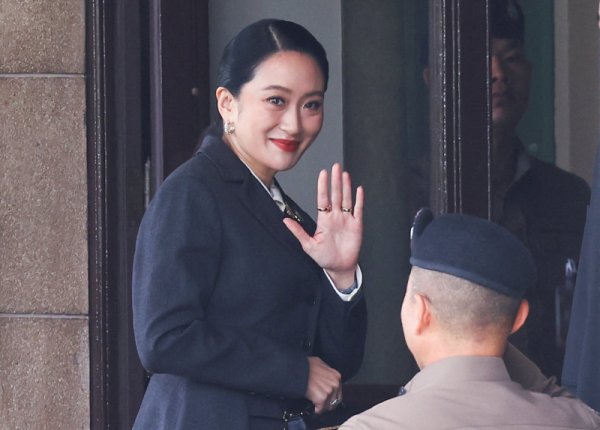 京海配资 法院裁决后，佩通坦微笑与支持者互动，道出自己最珍视的东西